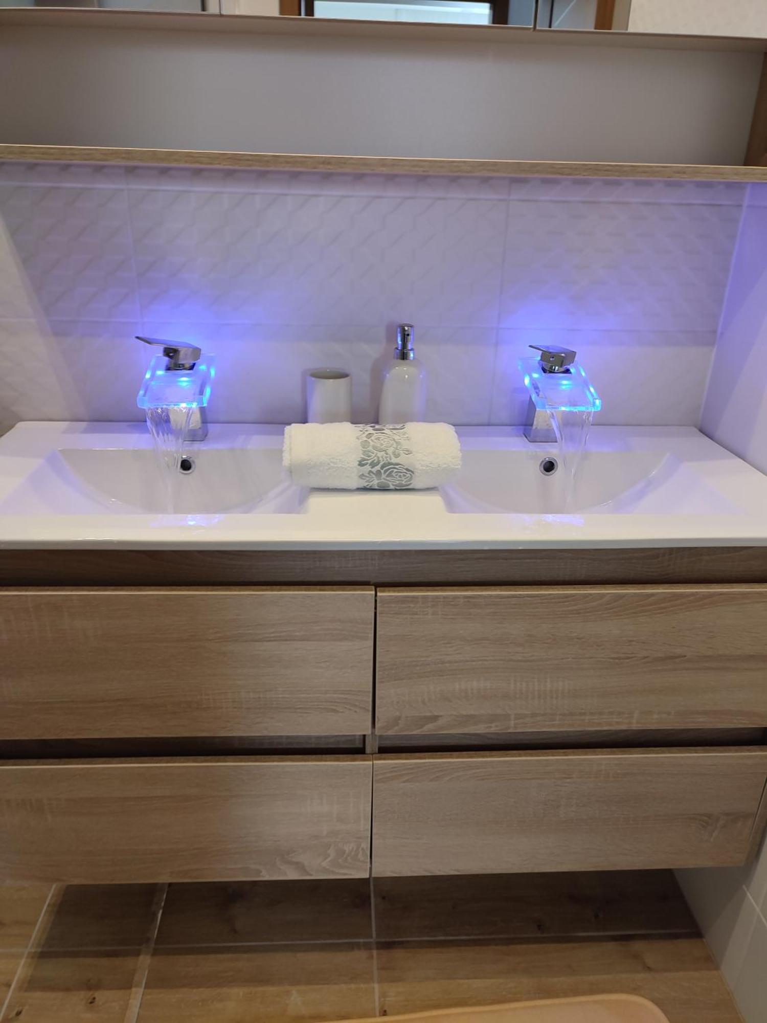 Gamma Apartmanok Es Jakuzzi Miskolc Phòng bức ảnh