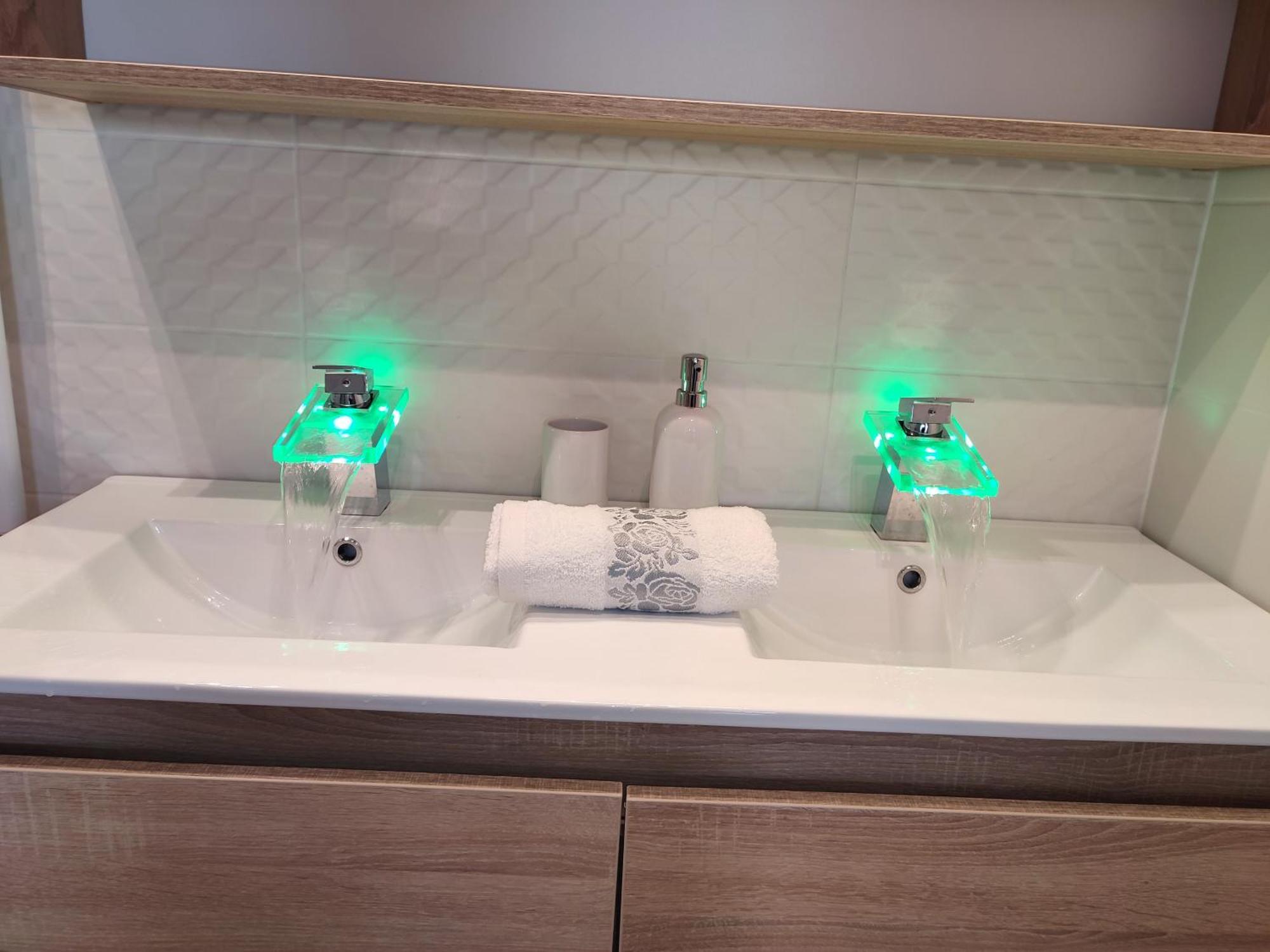Gamma Apartmanok Es Jakuzzi Miskolc Phòng bức ảnh